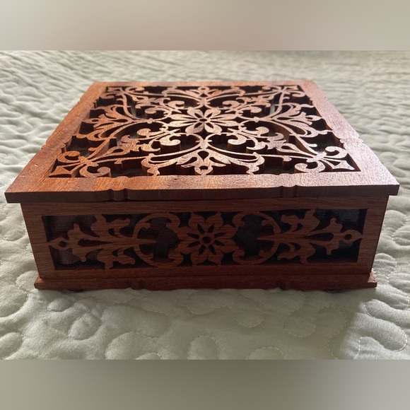 SCROLLWORK WOOD HINGED BOX WITH FLOWER CUT OUT PATTERN - Picture 5 of 7